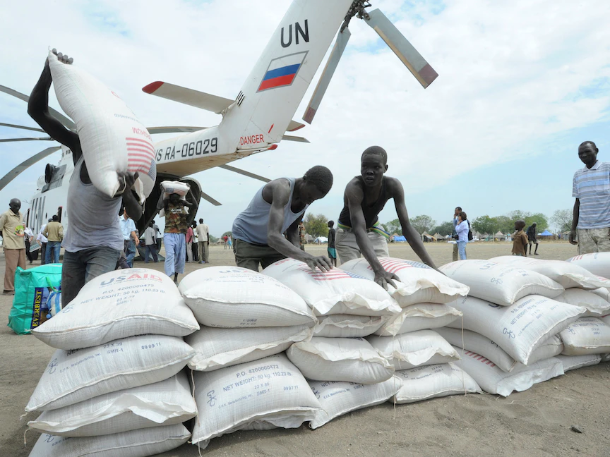 أكياس طعام من برنامج الأغذية العالمي يتم تفريغها من طائرة هليكوبتر تابعة للأمم المتحدة في مقاطعة بيبور بجنوب السودان - 2 يناير 2012 - REUTERS