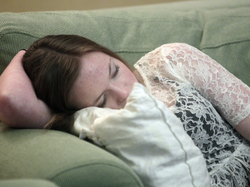 فتاة تعاني من اضطراب النوم تغفو وهي تشاهد التلفزيون في ستوكهولم. 19 يناير 2013 - REUTERS