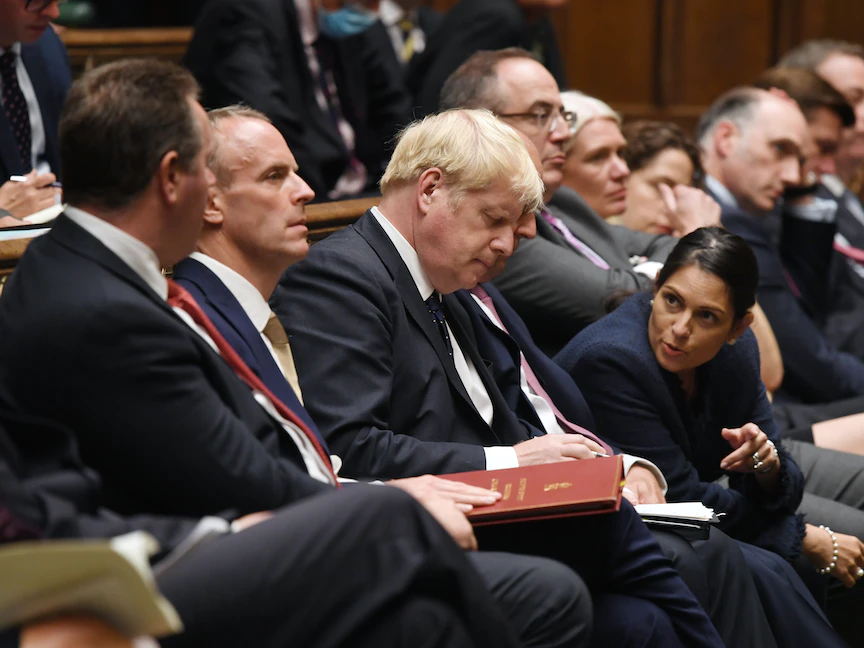 رئيس الوزراء البريطاني بوريس جونسون يجلس بجانب دومينيك راب خلال فترة توليه وزارة الخارجية، خلال جلسة حول الانسحاب من أفغانستان في لندن- 6 سبتمبر 2021. - via REUTERS