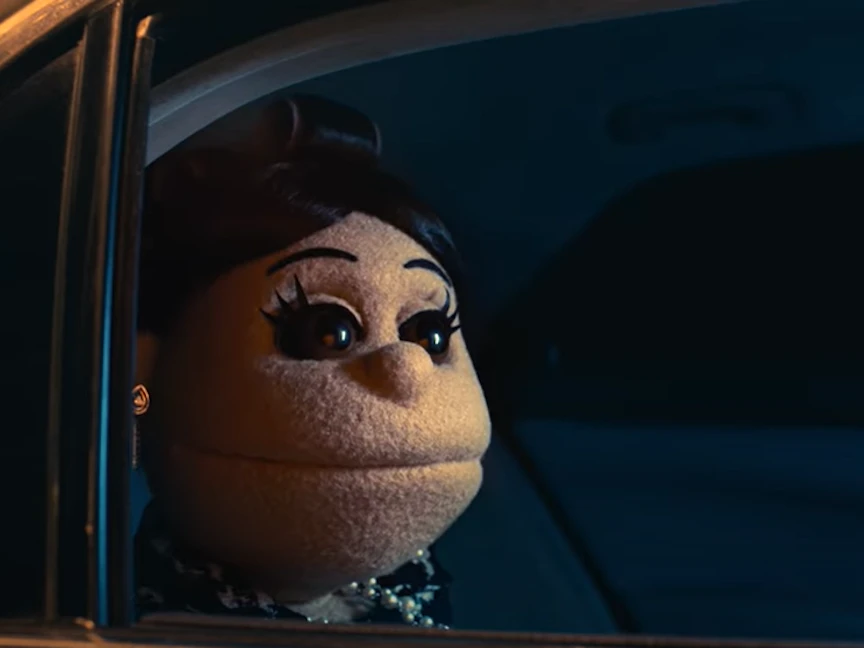 لقطة لدمية "أبلة فاهيتا" في أحد مشاهد الإعلان التشويقي لمسلسلها الجديد على نتفلكس - الحساب الرسمي لنتفلكس على يوتيوب