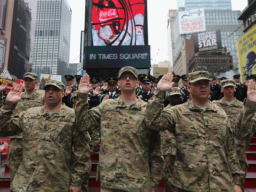 جنود جدد في الجيش الأميركي يؤدون القسم بساحة "تايمز سكوير" في نيويورك - 14 يونيو 2012 - AFP