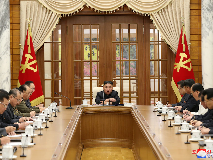 الزعيم الكوري الشمالي كيم جونغ أون، يرأس اجتماعاً للمكتب السياسي للجنة المركزية في حزب العمال الشيوعي ببيونغ يانغ - 4 يونيو 2021 - REUTERS
