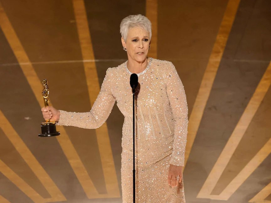 جيمي لي كيرتس الفائزة بجائزة الأوسكار كأفضل ممثلة عن دور مساعد عن فيلم Everything Everywhere All At Once. 12 مارس 2023 - AFP