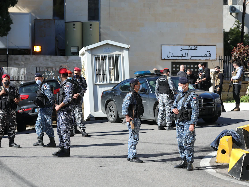 عناصر من الشرطة اللبنانية أمام مخفر قصر العدل - REUTERS