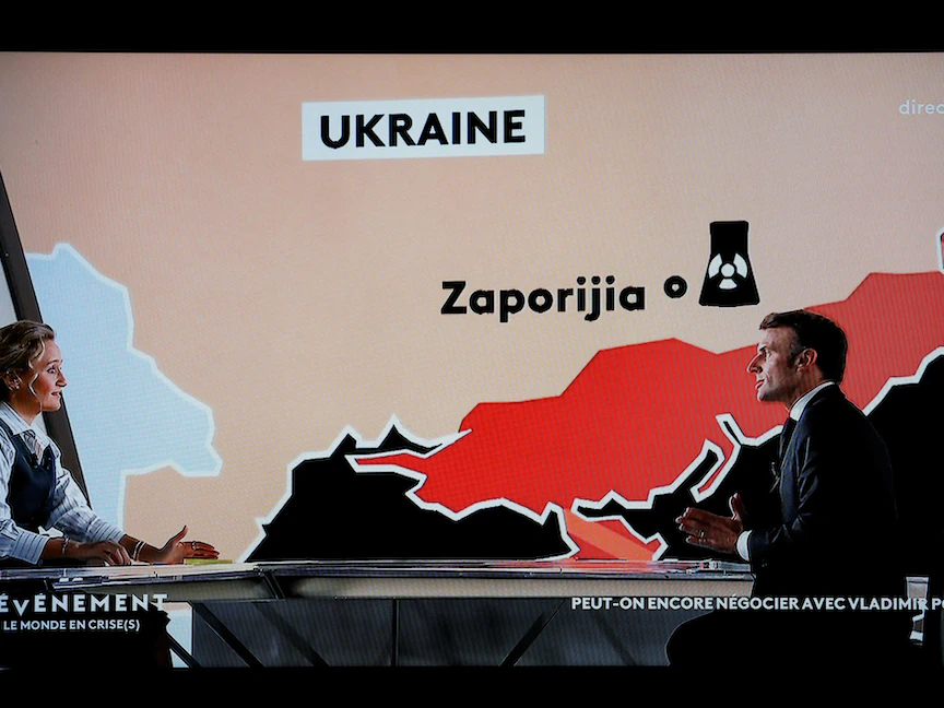 الرئيس الفرنسي إيمانويل ماكرون (يمين) يتحدث خلال مقابلة مع محطة "فرانس 2" في سان دوني شمال باريس- 12 أكتوبر 2022. - AFP