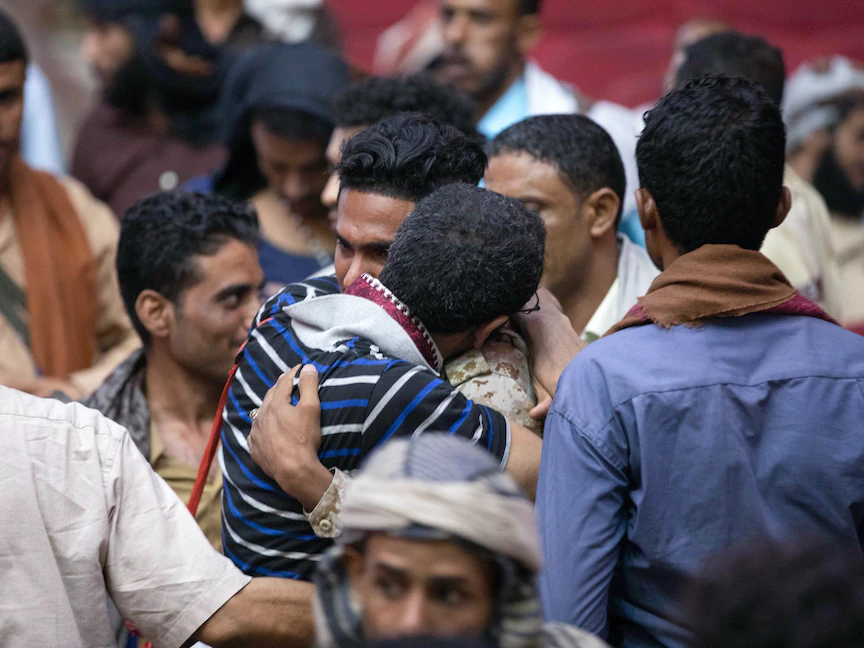 يمنيون يستقبلون أقاربهم المفرج عنهم خلال تبادل أسرى بين الحوثيين والحكومة اليمنية في محافظة تعز - 29 سبتمبر 2021 - AFP