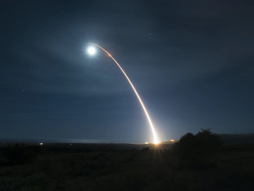 القوات الجوية الأميركية تطلق الصاروخ الباليستي "مينوتمان 3" خلال اختبار تطويري في قاعدة فاندنبرج الجوية- 5 فبراير 2020 - AFP