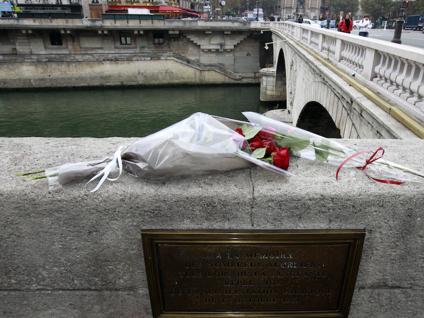 ورود تذكارية لإحياء ذكرى سقوط العديد من الجزائريين خلال القمع الدموي للمظاهرة السلمية في 17 أكتوبر 1961 على جسر سان ميشيل على نهر السين في باريس في 17 أكتوبر 2011. - Reuters