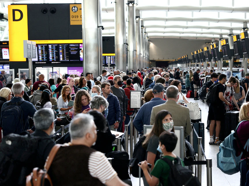 ازدحام للركاب داخل صالة المغادرة بمبنى رقم 2 في مطار هيثرو بلندن - 27 يونيو 2022 - REUTERS