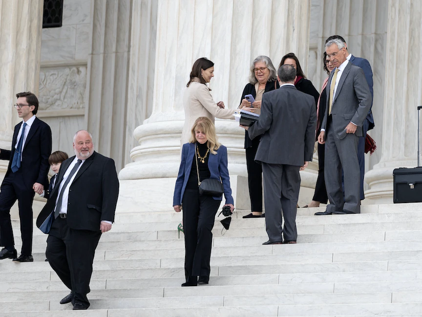 المحامي الذي يمثل شركة تويتر سيث واكسمان (أقصى يمين الصورة) يغادر المحكمة العليا في واشنطن. 22 فبراير 2023 - REUTERS