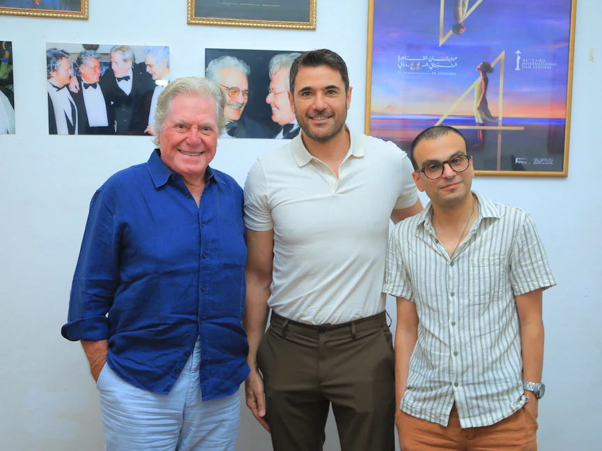 الممثل المصري أحمد عز يتوسط أمير رمسيس المدير الفني لمهرجانى القاهرة السينمائي وحسين فهمي رئيس المهرجان. 17 يوليو 2023 - Facebook/CairoFilms/