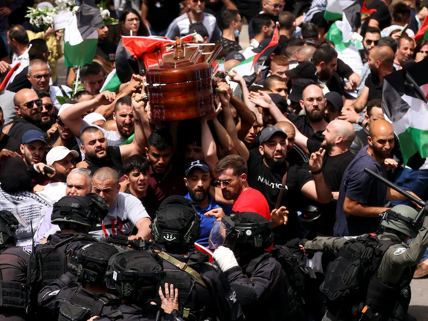 الشرطة الإسرائيلية تعتدي على مشيعي الصحافية الفلسطينية شيرين أبو عاقلة في القدس - 13 مايو 2022 - REUTERS