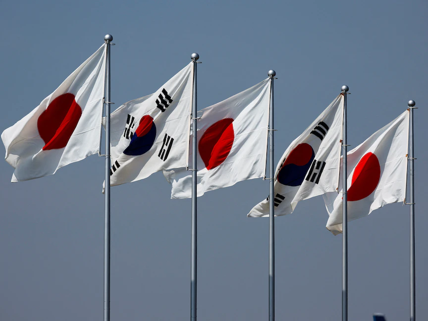 علم كوريا الجنوبية وعلم اليابان في مطار طوكيو الدولي. 16 مارس 2023 - REUTERS