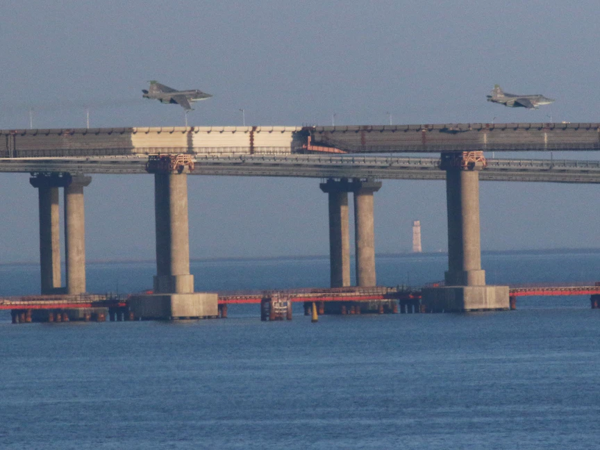 مقاتلات روسية تحلق فوق "جسر كيرتش" الذي روسيا بشبه جزيرة القرم - 25 نوفمبر 2018 - REUTERS