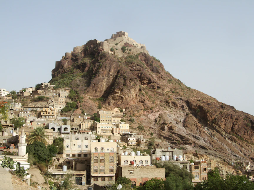 مشهد عام لقلعة القاهرة المطلة على أجزاء من مدينة تعز اليمنية - REUTERS