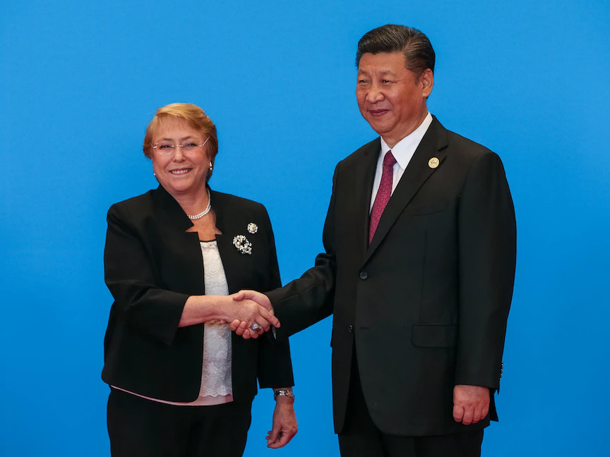 الرئيس الصيني شي جين بينج يصافح مفوّضة الأمم المتحدة السامية لحقوق الإنسان، ميشيل باشليه، حين كانت رئيسة لتشيلي، في بكين - 15 مايو 2017 - REUTERS