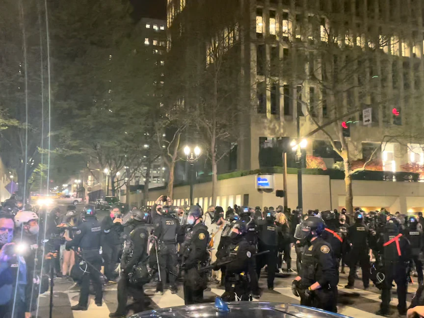 أفراد شرطة مكافحة الشغب يحرسون احتجاجات في بورتلاند بأوريغون - 16 أبريل 2021 - GRACE MORGAN via REUTERS