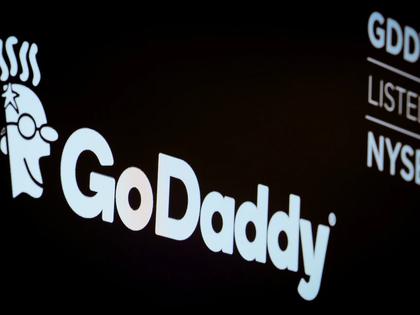 شعار شركة "جو دادي" GoDaddy لاستضافة نطاقات الإنترنت على شاشة في بورصة نيويورك - REUTERS