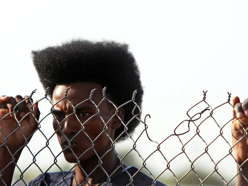 شاب إثيوبي فار من منطقة تيغراي إلى مخيم فاشاغا على الحدود السودانية الإثيوبية - REUTERS