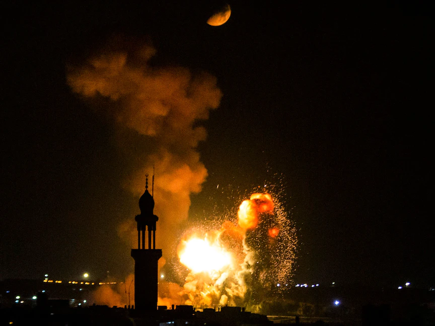 الدخان والنيران يتصاعدان فوق خان يونس بجنوب قطاع غزة خلال غارة إسرائيلية- 5 أغسطس 2022 - AFP