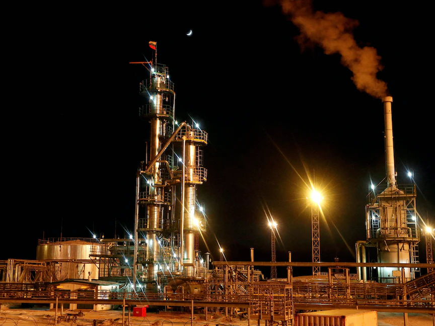 العلم الروسي يرفرف على مصنع ديزل في حقل ياركتا النفطي في منطقة إيركوتسك الروسية. 10 مارس 2019 - REUTERS