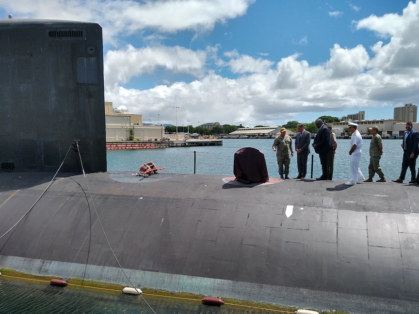 وزير الدفاع الأميركي لويد أوستن ونائب رئيس الوزراء ووزير الدفاع الأسترالي ريتشارد مارليس يزوران غواصة "يو إس إس ميسيسيبي" في بيرل هاربور هاواي. 1 أكتوبر 2022 - AFP