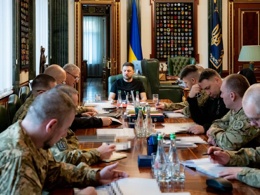 الرئيس الأوكراني فولوديمير زيلينسكي رفقة القيادة الرئيسية لقطاع الدفاع والأمن الأوكراني. 15 نوفمبر 2025 - @ZelenskyyUa