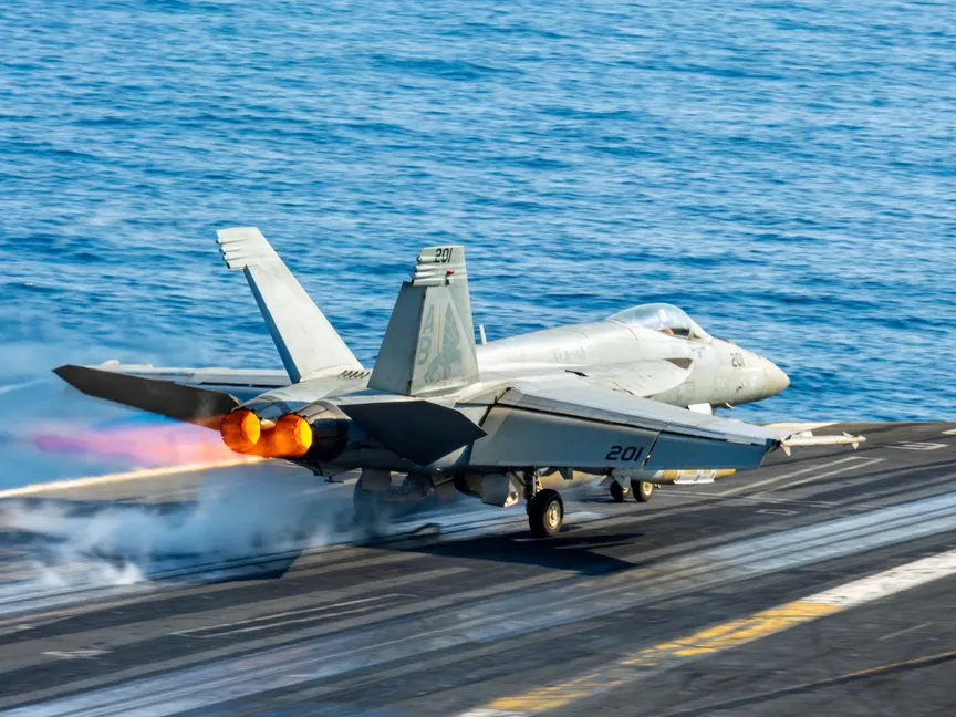مقاتلة أميركية تقلع من حاملة الطائرات هاري ترومان (CVN 75) خلال منطقة تابعة لعمليات القيادة المركزية - twitter.com/@CENTCOM