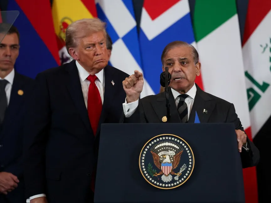 رئيس الوزراء الباكستاني شهباز شريف يتحدث بجانب الرئيس الأميركي دونالد ترامب خلال قمة شرم الشيخ لإنهاء حرب غزة. 13 أكتوبر 2025 - Reuters