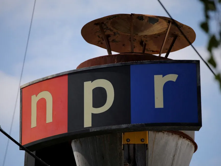 شعار الإذاعة الوطنية العامة (NPR) في كولفر سيتي بولاية كاليفورنيا. 27 مايو 2025 - REUTERS
