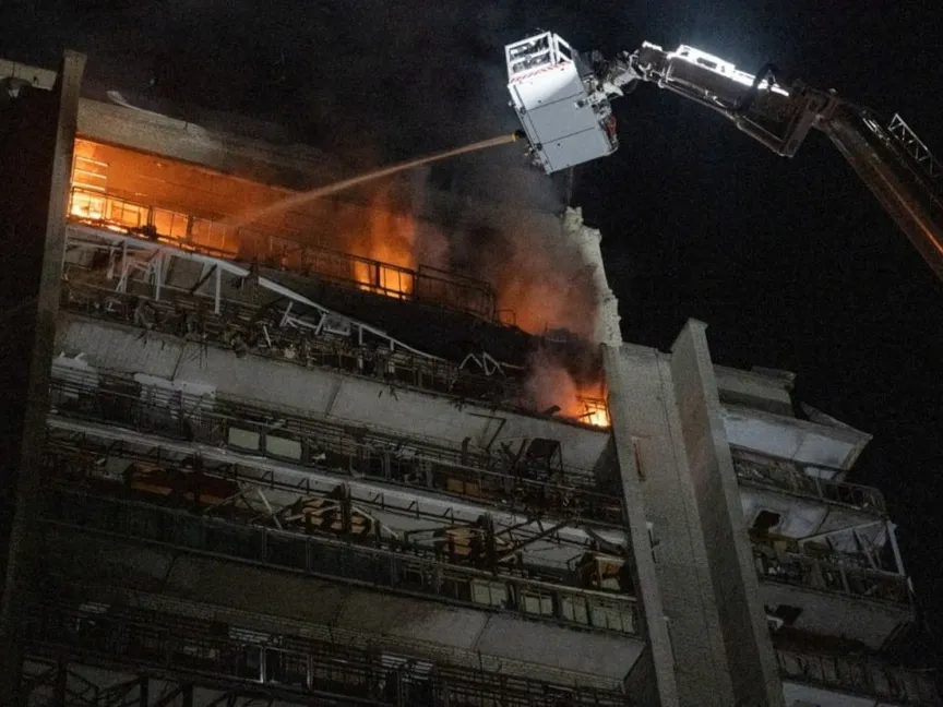 رجال الإطفاء يحاولون إخماد حريق في مبنى بمدينة سومي الأوكرانية بعد تعرضه لهجوم. 4 أبريل 2026 - Reuters