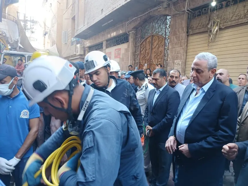 أشرف الجندي محافظ الغربية، شمالي القاهرة وعدد من المسؤولين يتفقدون موقع الحريق الذي اندلع في أحد الملابس بحي أول المحلة الكبرى، الغربية، مصر. 26 سبتمبر 2025 - facebook/GharbiyaGovernorateOfficial
