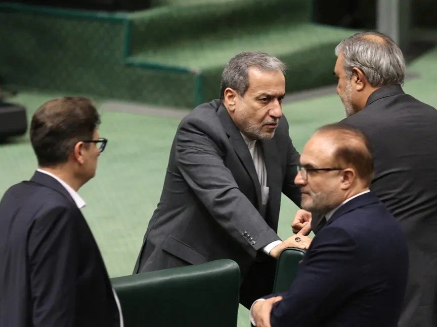 وزير الخارجية الإيراني عباس عراقجي خلال جلسة سابقة في البرلمان الإيراني. 17 أغسطس 2024 - Reuters