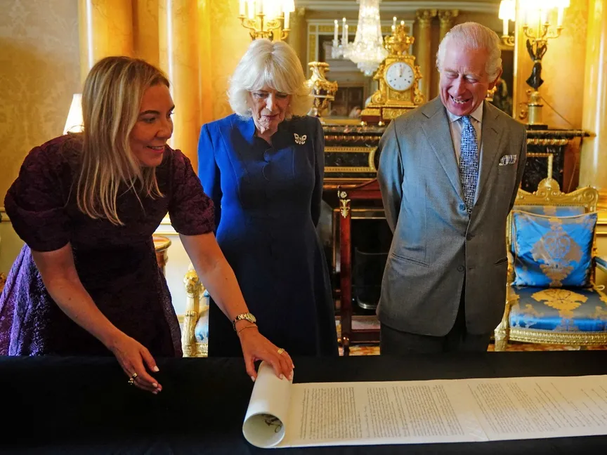 الملك تشارلز والملكة كاميلا يتسلمان سجلاً رسمياً لتتويجهما من قبل أنطونيا روميو في قصر باكنجهام وسط لندن في بريطانيا. 1 مايو 2024 - Reuters
