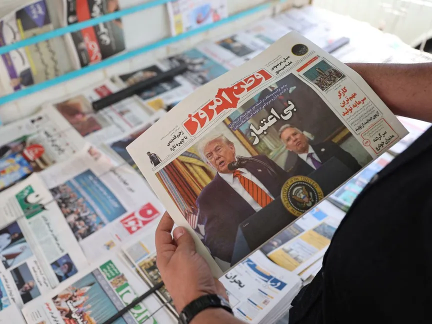 صحيفة إيرانية عليها صورة الرئيس الأميركي دونالد ترمب والمبعوث الأميركي ستيف ويتكوف. 11 مايو 2025 - via REUTERS
