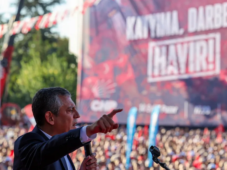 زعيم حزب الشعب الجمهوري أوزجور أوزيل يخاطب أنصاره خلال تجمع جماهيري في أنقرة، تركيا. 14 سبتمبر 2025 - Reuters