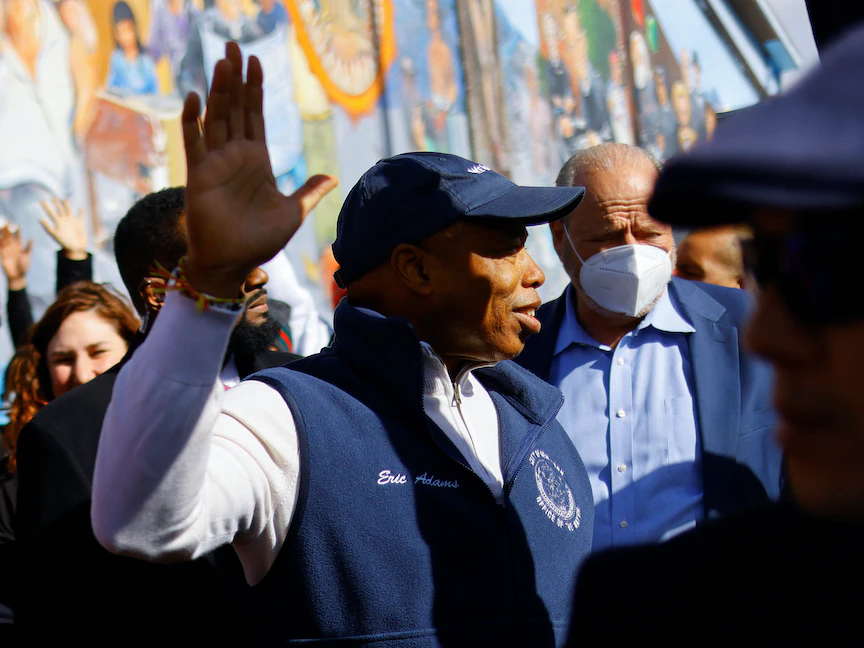 رئيس بلدية نيويورك إريك أدامز خلال زيارته مدينة إل باسو- 15 يناير 2023 - REUTERS