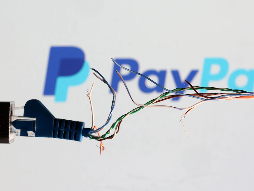 كابل إنترنت مقطوع أمام شعار PayPal - 11 مارس 2022 - REUTERS