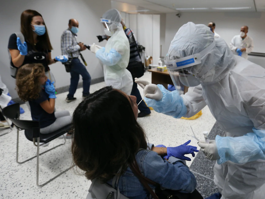 فحص عدد من المسافرين في مطار بيروت الدولي - REUTERS