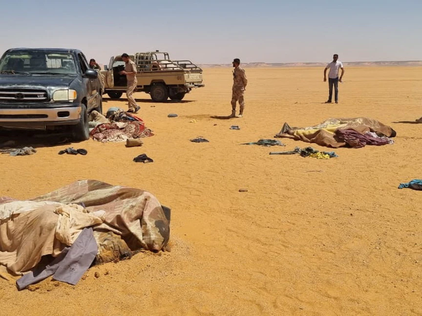أفراد من جهاز الإسعاف والطوارئ في ليبيا ينتشلون الجثث قرب الحدود مع تشاد - 29 يونيو 2022 - REUTERS