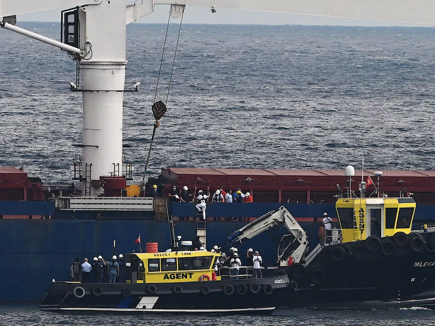 فريق تنسيق اتفاق تصدير الحبوب الأوكرانية يجري عمليات تفتيش أولى الشحنات المتجهة إلى لبنان في إسطنبول. 3 أغسطس 2022 - AFP