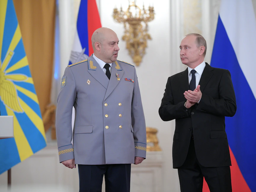 الرئيس الروسي فلاديمير بوتين وقائد القوات الجوية الروسية آنذاك سيرجي سوروفيكين خلال تكريم في موسكو. 28 ديسمبر 2022 - REUTERS