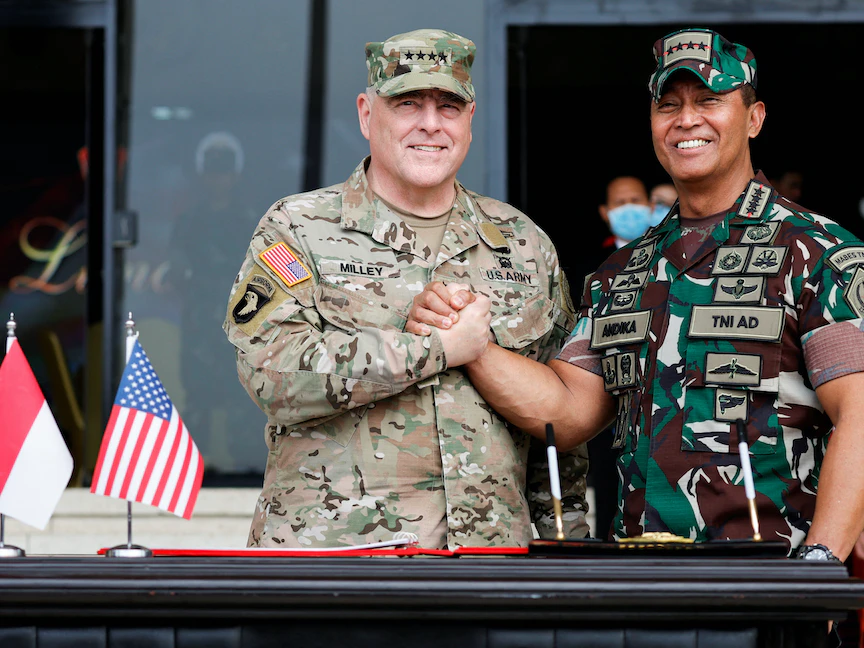 قائد الجيش الإندونيسي الجنرال أنديكا بيركاسا يصافح رئيس الأركان الأميركي الجنرال مارك ميلي في جاكرتا - 24 يوليو 2022 - REUTERS