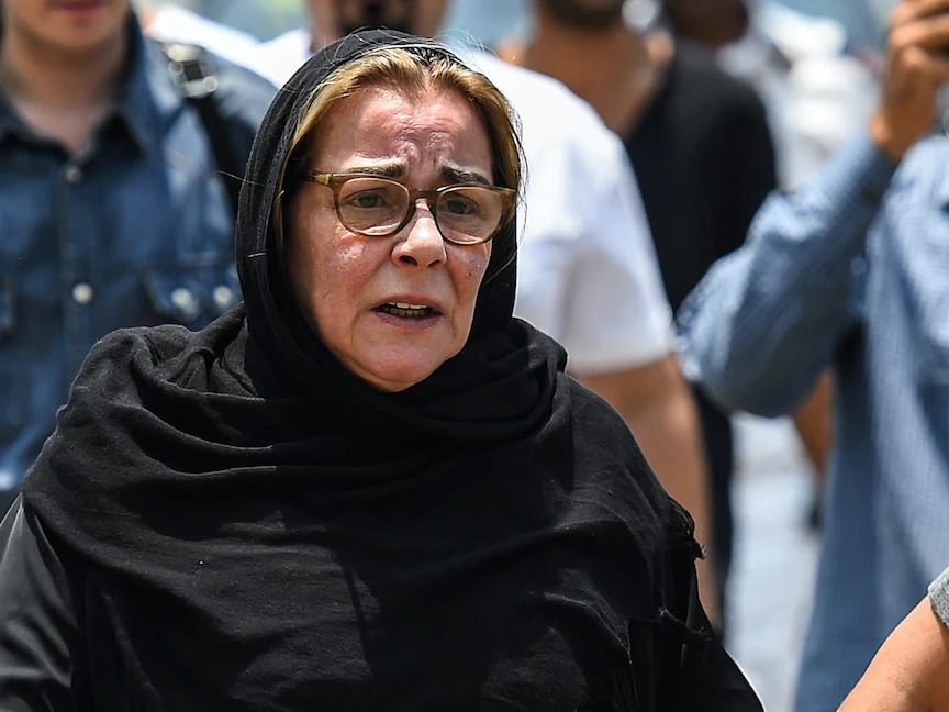 الفنانة مها أبو عوف شقيقة الممثل المصري الراحل عزت أبو عوف تحضر جنازة شقيقها في مسجد السيدة نفيسة في القاهرة- 1 يوليو 2019 - AFP