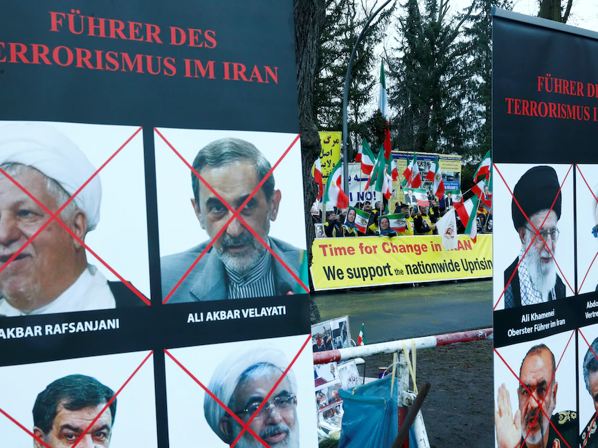 احتجاجات ضد النظام الإيراني أمام سفارة طهران في برلين، ألمانيا - REUTERS