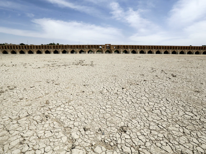 صورة لأحد الجسور تُظهر جفاف نهر "زيانده رود" في إقليم خوزستان جنوب غربي إيران- 11 أبريل 2018 - AFP