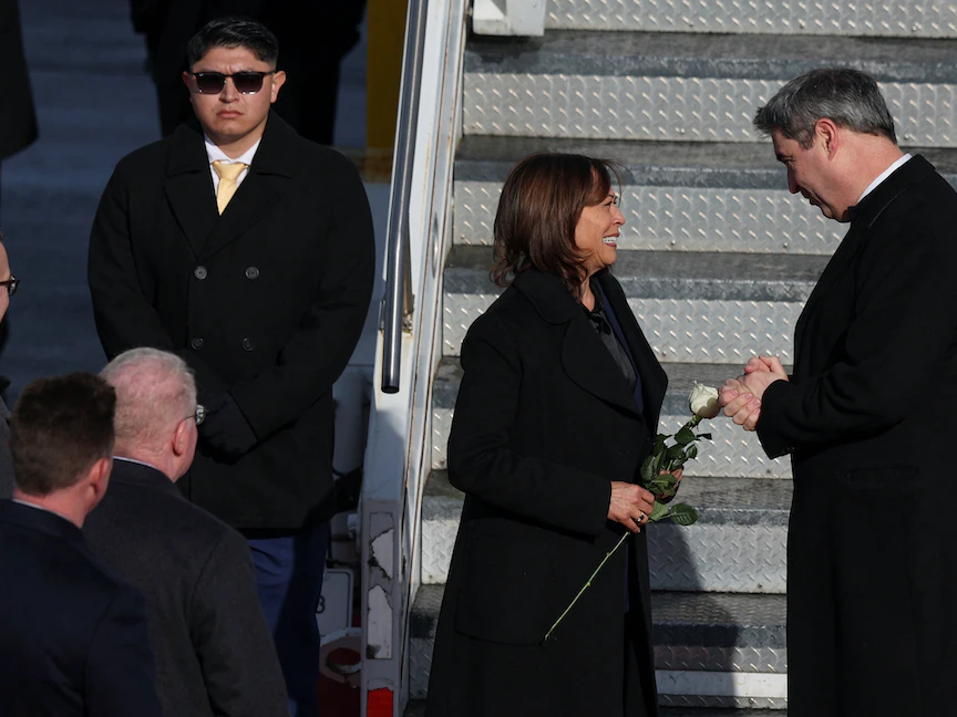 رئيس وزراء ولاية بافاريا الألمانية ماركوس سويدير يستقبل نائبة الرئيس الأميركي كامالا هاريس في مطار ميونيخ قبل التوجه إلى مكان انعقاد المؤتمر الأمني. 16 فبراير 2023 - REUTERS