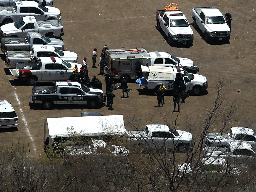 خبراء الطب الشرعي في موقع العثور على أكياس بها رفات بشرية في ولاية خاليسكو بالمكسيك. 2 يونيو 2023 - AFP