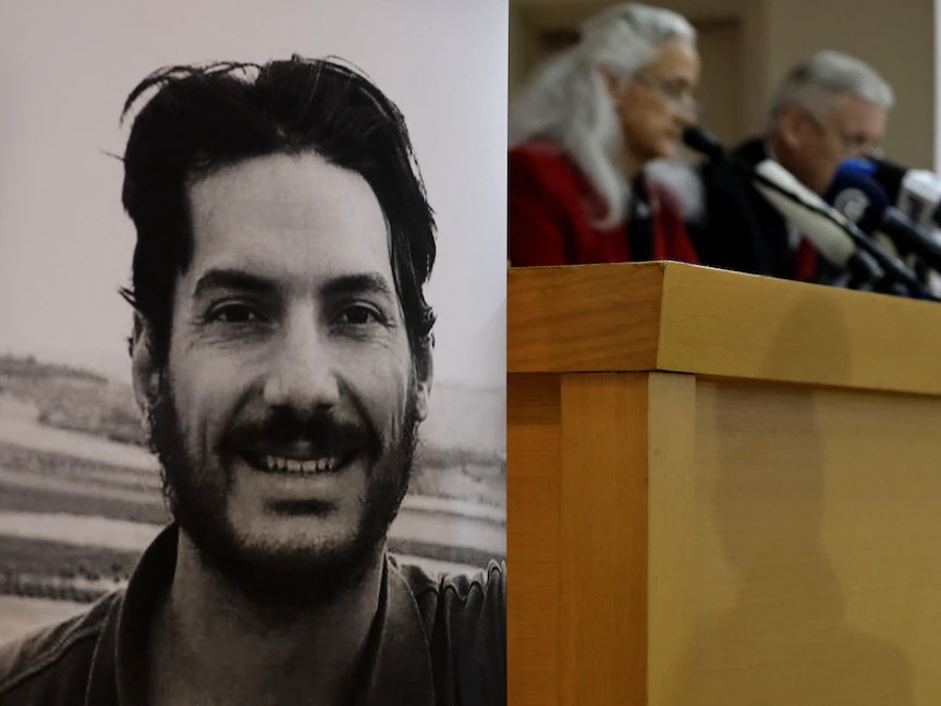 صورة الصحافي الأميركي المختطف أوستين تايس معروضة خلال ندوة صحافية نظمها والداه في بيروت عام 2014. - AFP