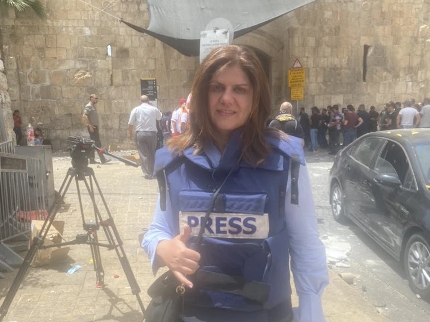 شيرين أبو عاقلة خلال تغطية ميدانية في القدس - 10 مايو 2021 - Twitter/ShireenNasri
